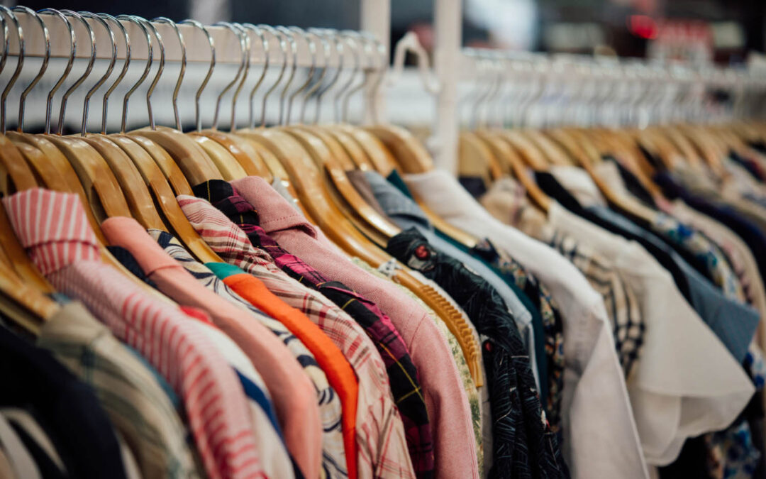 Læs hvordan tøj, sko og tekstiler kan genbruges